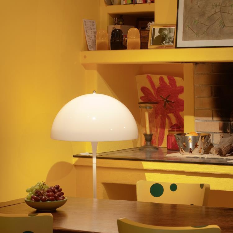Lampe sur pied LED Lampadaire Noir Creative Lampe décorative Chambre chevet  lampe de lecture Canapé simple lampe noire Dimmable verticale Lampe de  table,Lampes sur pied salon (Color : Foot switch) : 