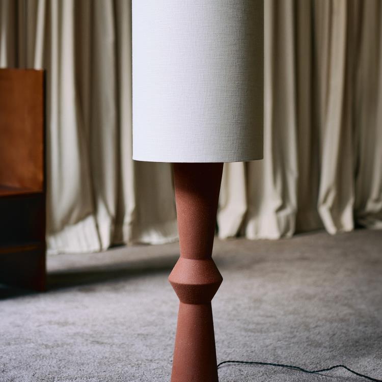 Lampadaire H133cm MARIE ANN rouge, marron et beige